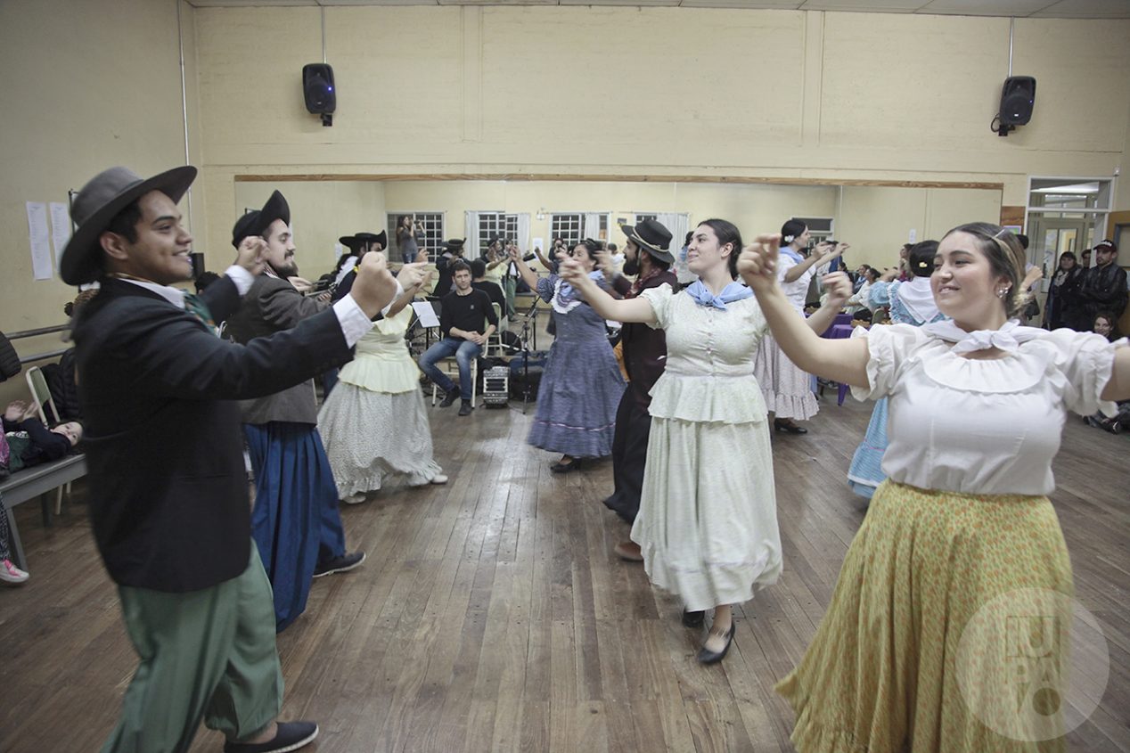 Clase de danzas folclóricas. Imagen ilustrativa.