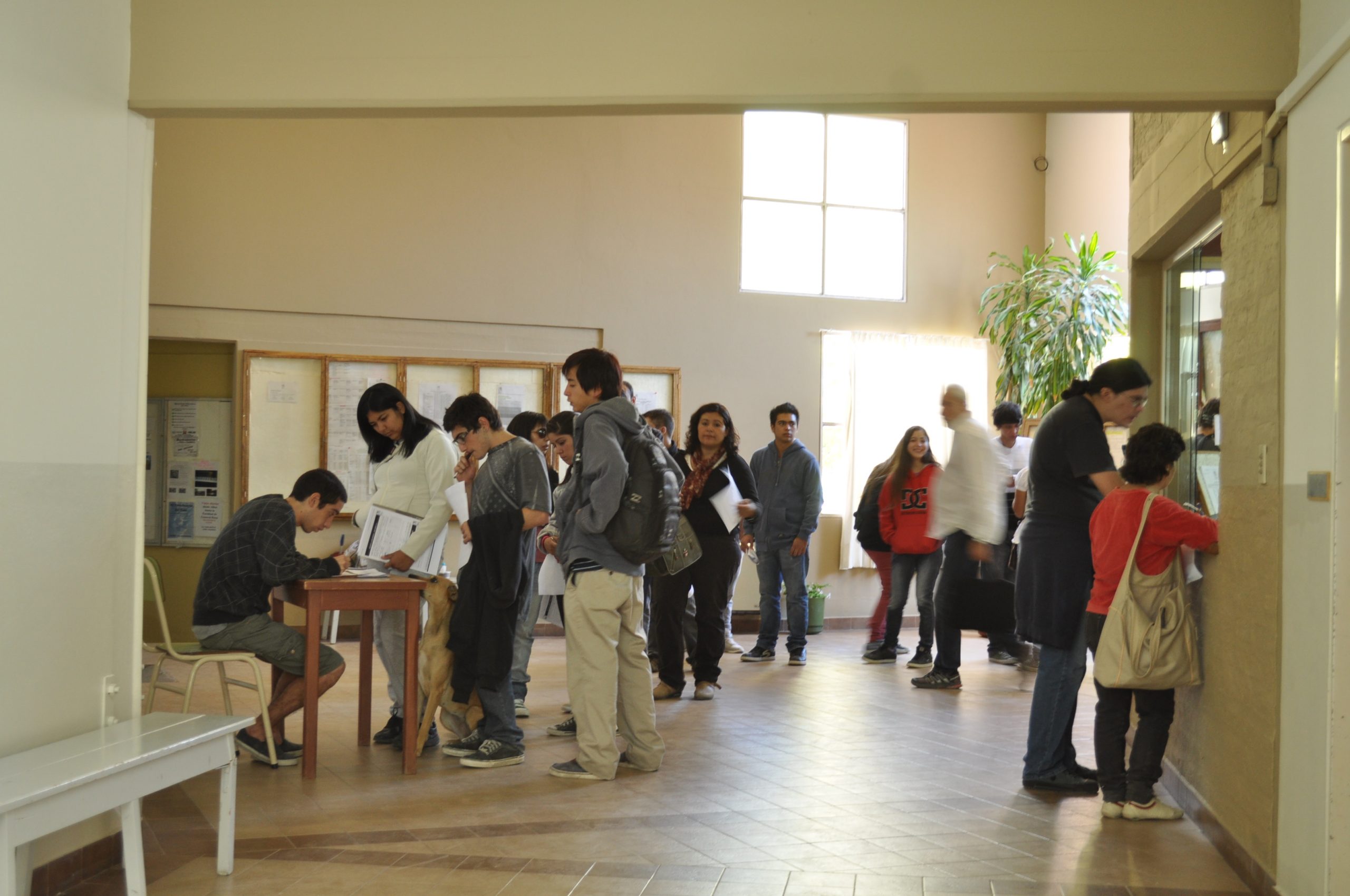 alumnos en el pasillo