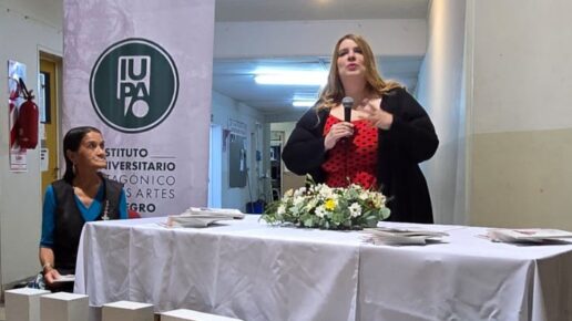 La prof Ivana Véscovi junto a la artista Luisa Calcumil
