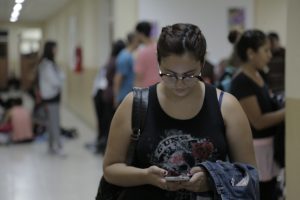 estudiantes en los pasillos