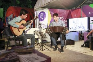 Dúo de Música Popular en la Fiesta de la Manzana