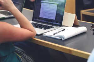 estudiando en aula virtual