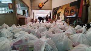 entrega de bolsones de comida a estudiantes