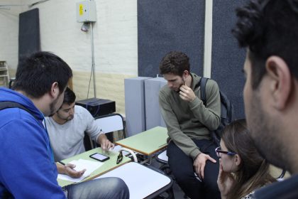 estudiantes junto a docente