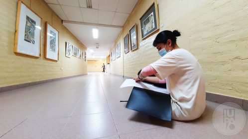 estudiante en el pasillo