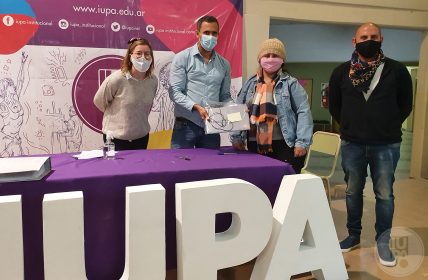 entrega de notebook a estudiante