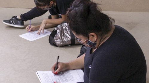 estudiantes IUPA completando planilla
