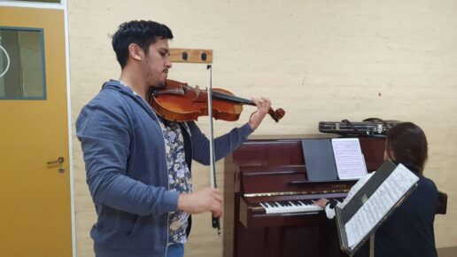 Gustavo Castillo, guía de violas.