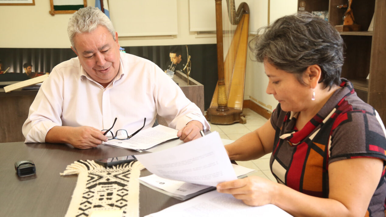 Félix e Isabel firman el convenio marco.