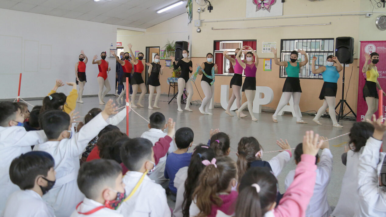 Imagen ilustrativa. Presentación de danzas en una escuela.