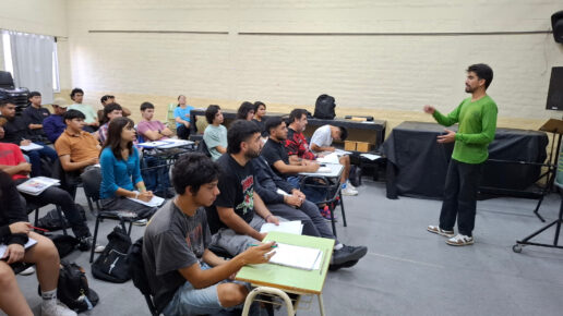 clase Música estudiantes docente Gastón Cinquegrani